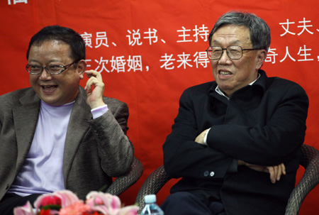 王剛自傳發布會“眾星捧月”