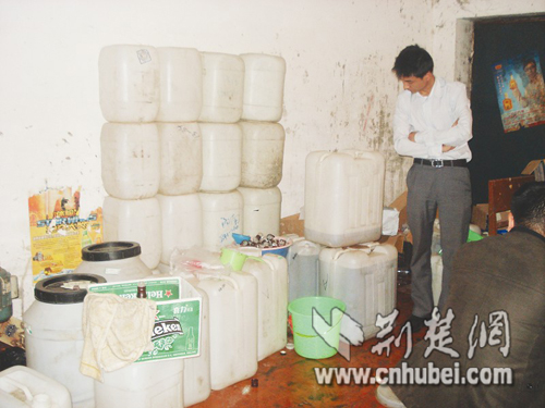 搗毀最大假洋酒工廠 產(chǎn)品主要供應(yīng)酒吧KTV