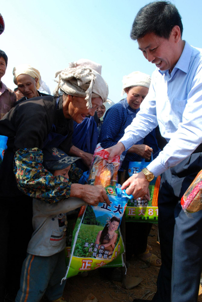 廣西向特旱區受災農民贈送“抗旱種子”