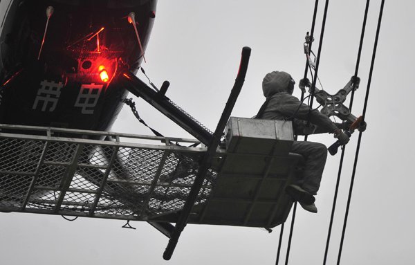 我國首次在超高壓輸電線路成功實施直升機帶電作業