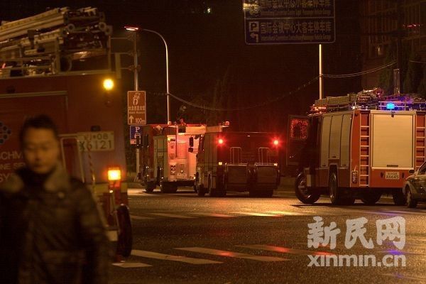 上海東方明珠塔頂發生火災 疑遭雷擊(圖)