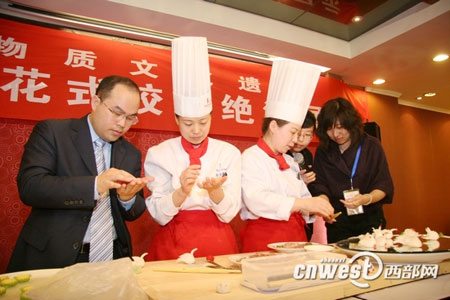 網(wǎng)媒采訪團(tuán)品味德發(fā)長(zhǎng)餃子宴 一口體驗(yàn)千年文化