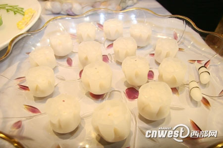 網(wǎng)媒采訪團(tuán)品味德發(fā)長(zhǎng)餃子宴 一口體驗(yàn)千年文化