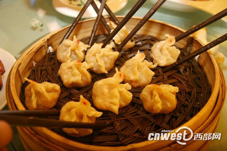 網媒采訪團品味德發長餃子宴 一口體驗千年文化