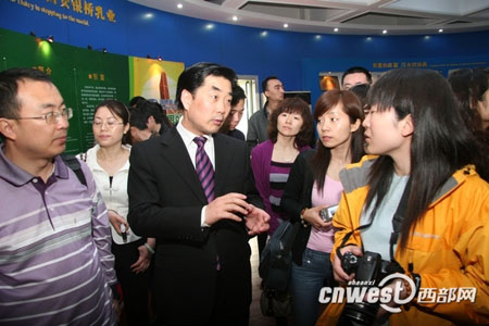 “第四屆全國網絡媒體陜西行”采訪團走進銀橋