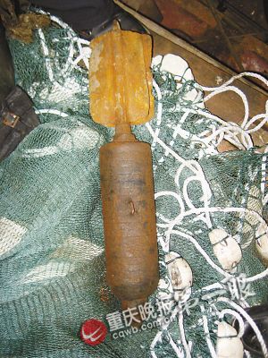 這個船主膽子大 炸彈當板凳坐半年