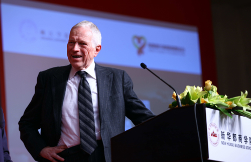 新華都聘請諾貝爾獲得者任院長 打造平民商學(xué)院