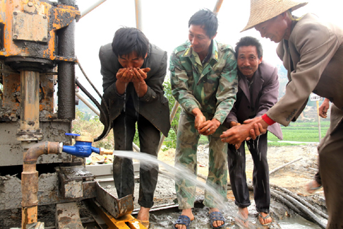 大愛(ài)無(wú)限 打井機(jī)組深入云南保山災(zāi)區(qū)探甘泉