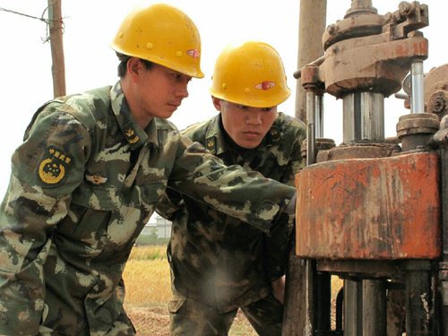 武警黃金部隊旱區打井建奇功解決萬名村民飲水難