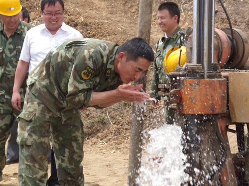 云南武警黃金部隊抗旱打井紀實：吃水不忘挖井人