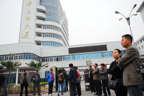 車輛故障疑因中石化汽油引起 新鄉百余車主集體討說法