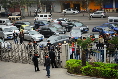 車輛故障疑因中石化汽油引起 新鄉百余車主集體討說法