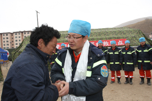 胡總書記看望的災區女孩 已轉往武警總醫院救治