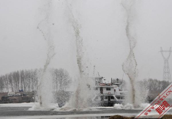 松花江哈爾濱段爆破冰面防凌汛