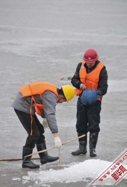 松花江哈爾濱段爆破冰面防凌汛