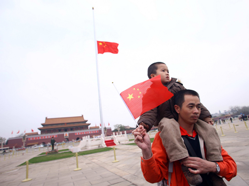 北京天安門降半旗 首都市民悼念玉樹同胞