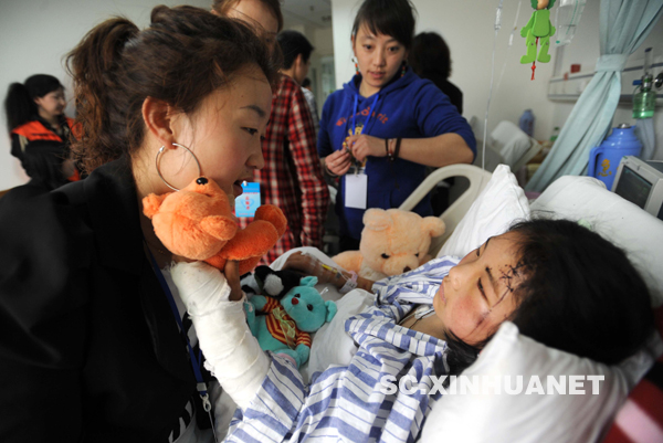 志愿者為在成都接受治療的玉樹地震傷員獻愛心