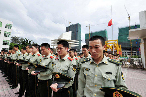 深圳邊防官兵為玉樹地震遇難同胞默哀并捐款