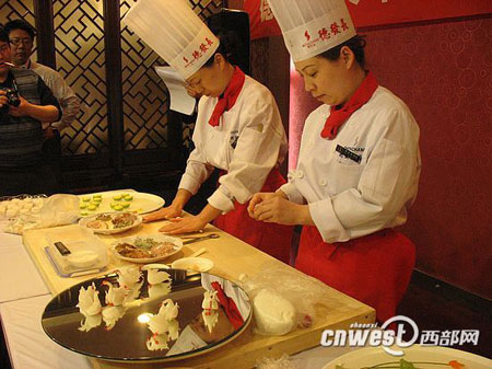 網媒記者德發長“拜師學藝”大秀花式餃子絕活