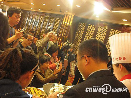 網(wǎng)媒記者德發(fā)長(zhǎng)“拜師學(xué)藝”大秀花式餃子絕活