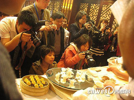 網(wǎng)媒記者德發(fā)長(zhǎng)“拜師學(xué)藝”大秀花式餃子絕活