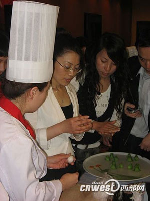 網媒記者德發長“拜師學藝”大秀花式餃子絕活