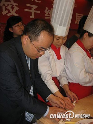 網媒記者德發長“拜師學藝”大秀花式餃子絕活