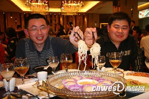 花絮：記者爭相“抖三抖” 美女要為油塔代言