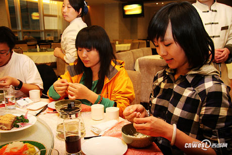 網(wǎng)媒陜西“美食之旅”：采訪團(tuán)品嘗“天下第一碗”