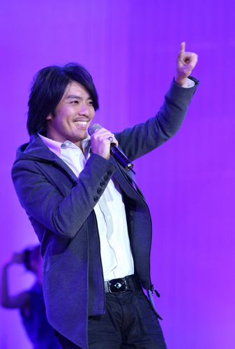 眾大腕明星騎自行車提倡低碳 個性演唱會舉行