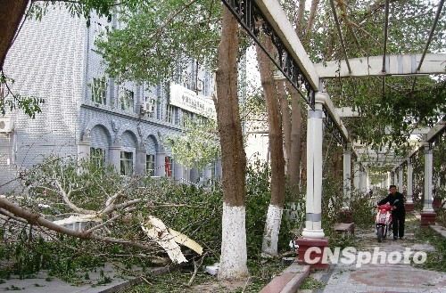 吐魯番遭遇30年不遇強風(fēng) 城區(qū)多處發(fā)生火災(zāi)