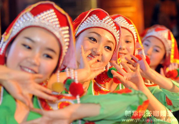 關(guān)注世博云南館：民族歌舞迎客來(lái)