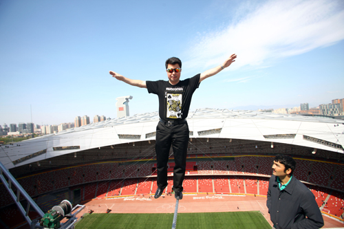 “高空王子”阿迪力鳥巢上空進行首次鋼絲試走