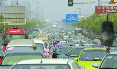 五一小長假最后一天堵得慌 最好錯峰返城