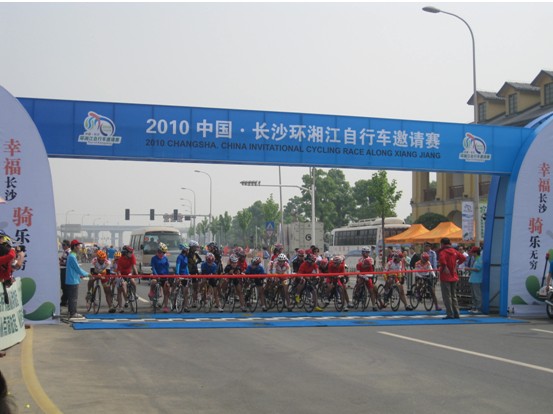 千名騎士競逐湘江“車王”(圖)