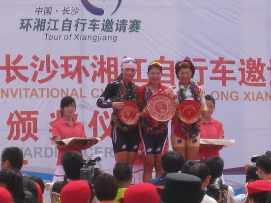 千名騎士競逐湘江“車王”(圖)
