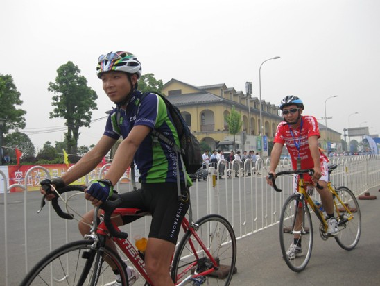 千名騎士競逐湘江“車王”（圖）