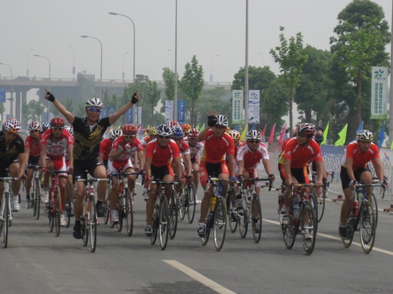 千名騎士競逐湘江“車王”（圖）