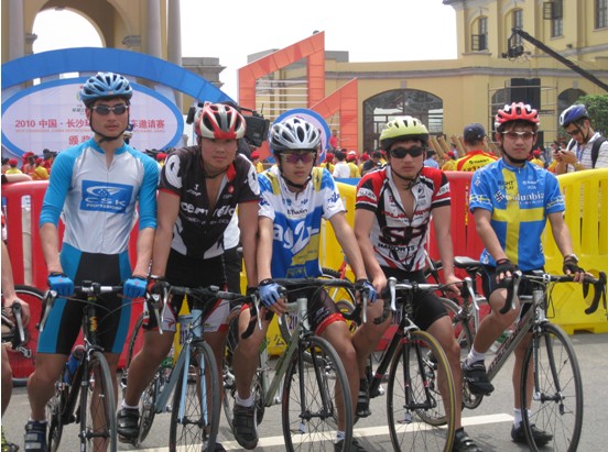 千名騎士競逐湘江“車王”（圖）