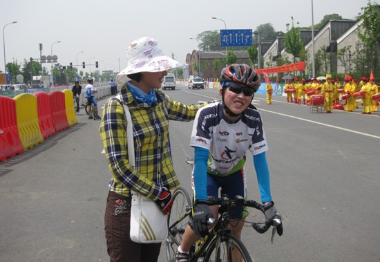 千名騎士競逐湘江“車王”（圖）