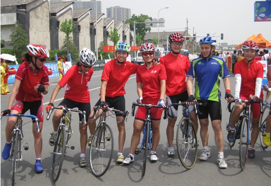 千名騎士競逐湘江“車王”（圖）