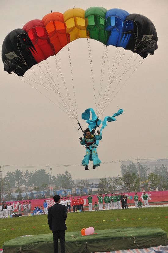 第四屆全國體育大會跳傘比賽開幕（圖）