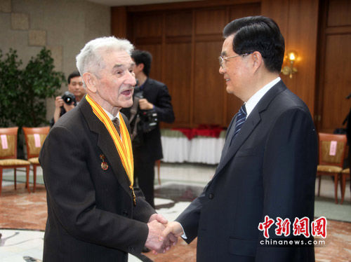 胡錦濤會見參加抗日戰(zhàn)爭的俄羅斯老戰(zhàn)士(組圖)