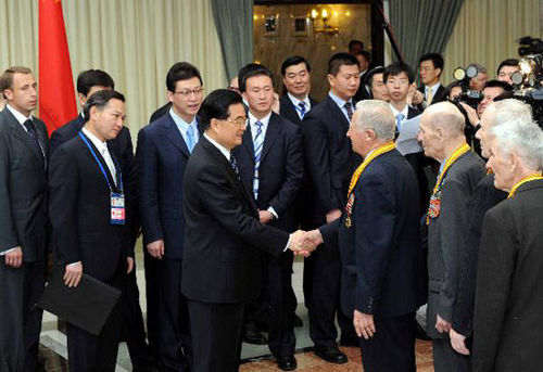 胡錦濤會見參加抗日戰(zhàn)爭的俄羅斯老戰(zhàn)士(組圖)