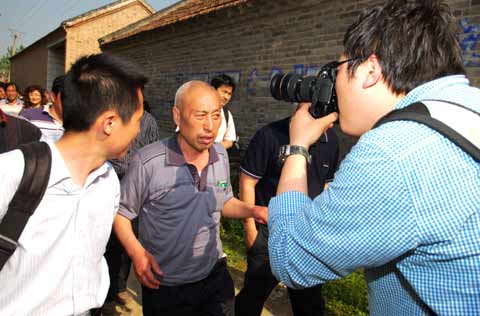 河南商丘官員看望蒙冤11年的趙作海并致歉(圖)