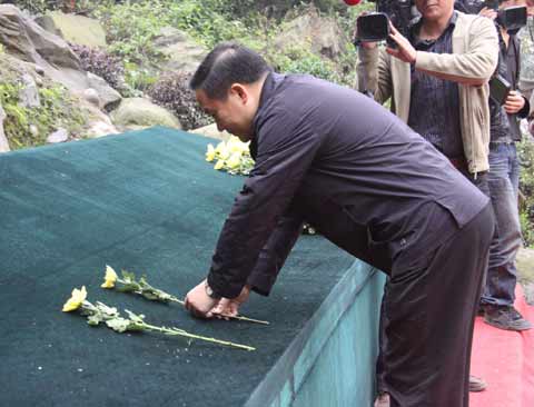 汶川縣映秀鎮(zhèn)：為逝者禱告為生者祈福(圖)