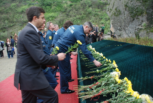 “5.12”俄羅斯救援隊代表重返映秀參加祭奠活動
