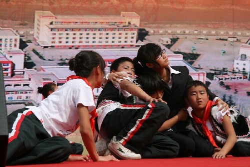 汶川一中藝術匯報表演紀念“5.12”兩周年