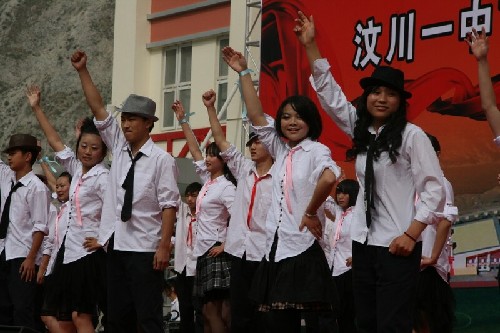 汶川一中藝術匯報表演紀念“5.12”兩周年