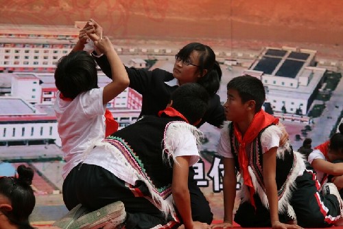 汶川一中藝術匯報表演紀念“5.12”兩周年